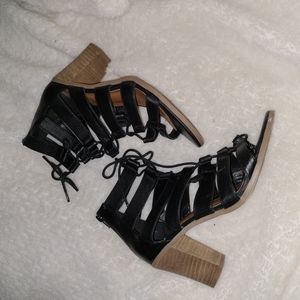 Steve Madden Size 10M Black Leather Strappy Heeled Sandals